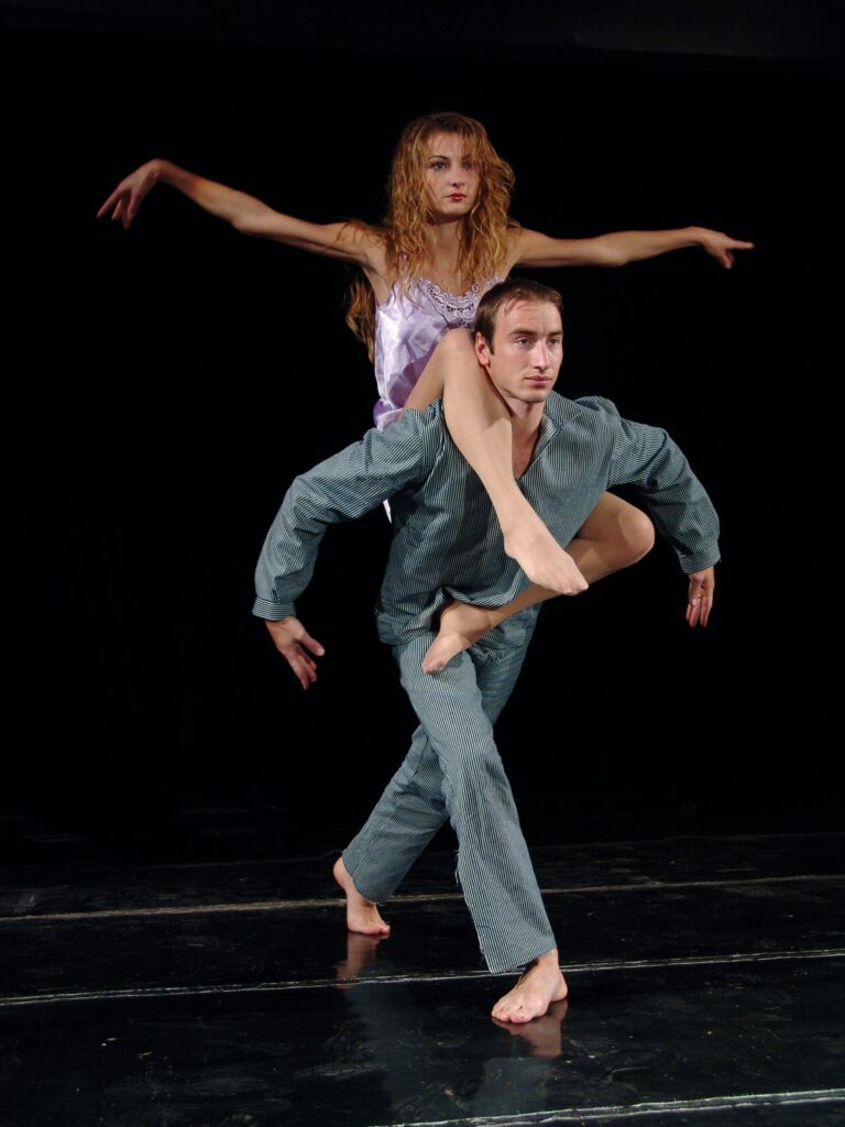 Compania de teatru-dans Microbis – Curtea miracolelor, 2004