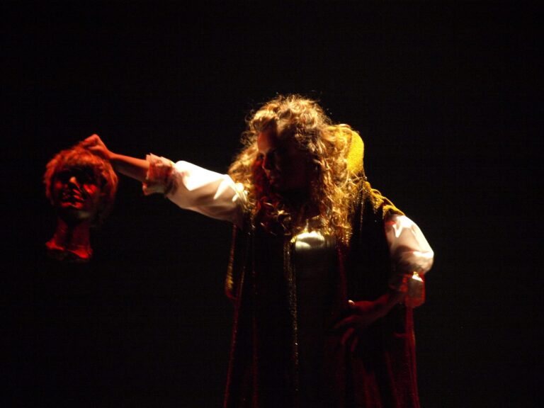 Compania de teatru-dans Microbis – Regina Margot, 2009