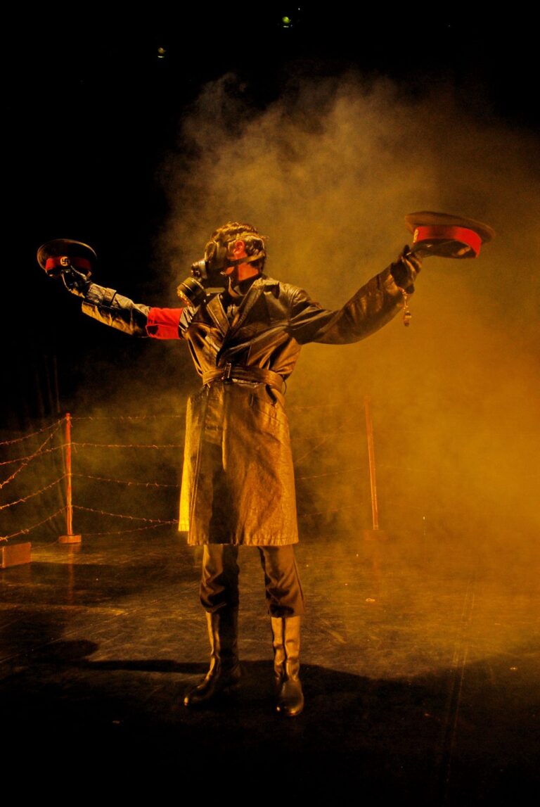 Compania de teatru-dans Microbis – Ultima îmbucătură din... dragoste, 2011