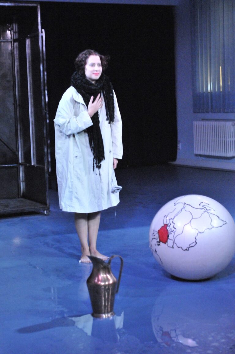 Compania de teatru-dans Microbis – Interviu cu un ego, 2013