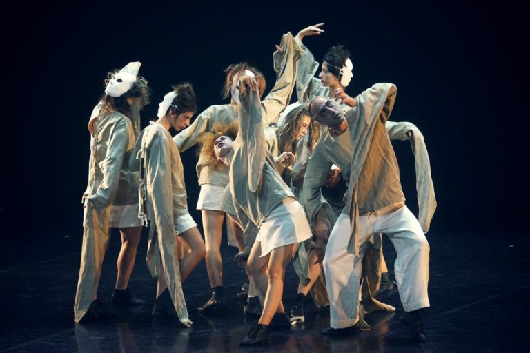 Compania de teatru-dans Microbis – Clipe de luciditate, 2024