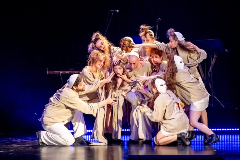 Compania de teatru-dans Microbis – Clipe de luciditate, 2024